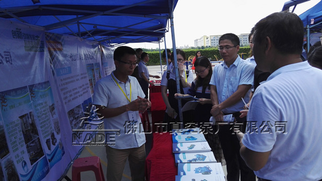(圖為:各級領(lǐng)導(dǎo)蒞臨“佛真”展位前了解“佛真”創(chuàng)新成功)