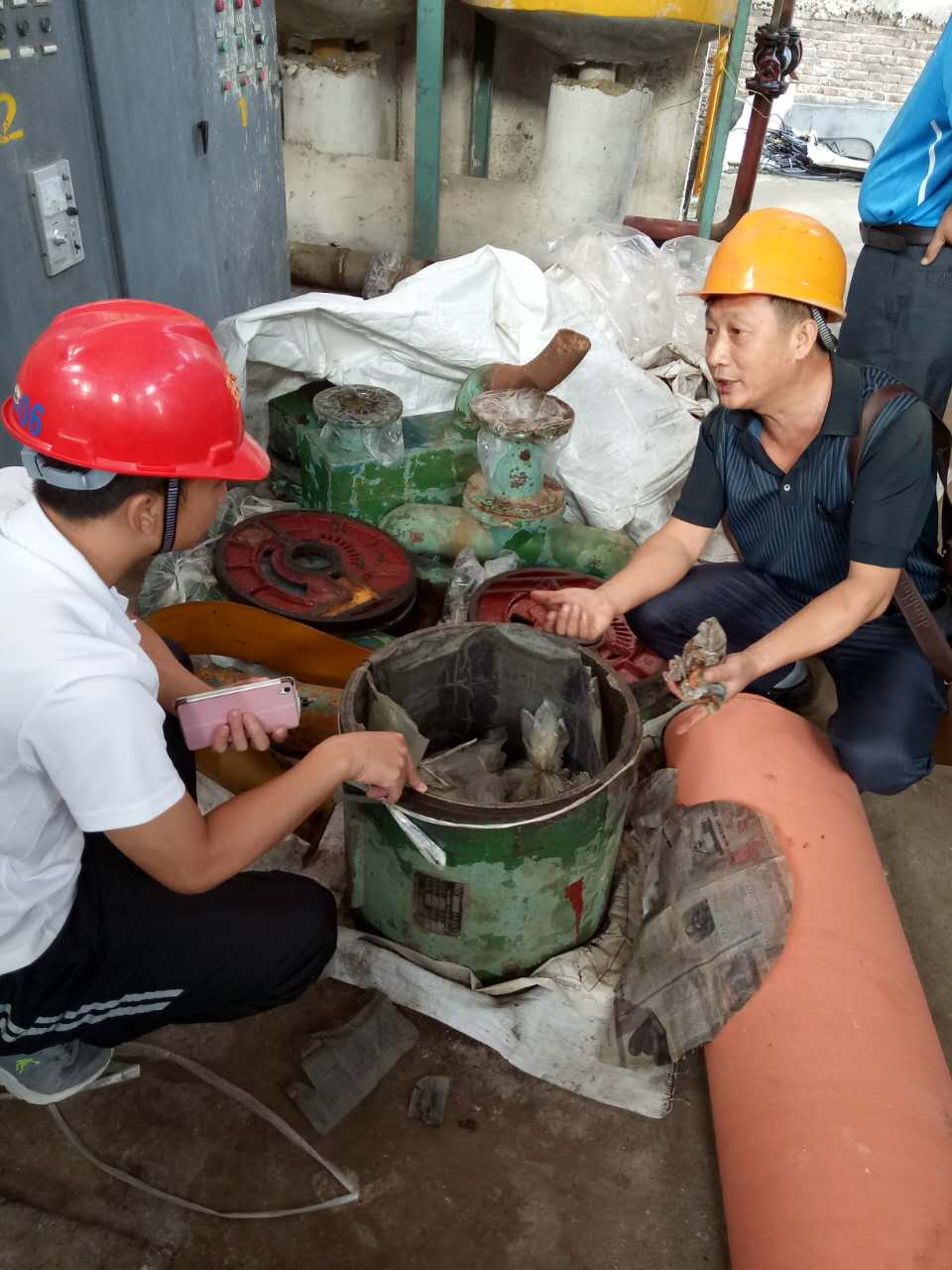 現(xiàn)場拆分水環(huán)式真空泵進行培訓(xùn)與講解現(xiàn)場圖